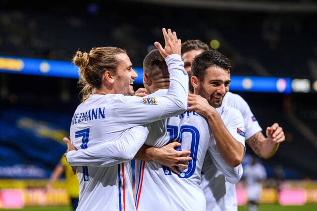 200905 Antoine Griezmann, Kylian MbappÃ and Leo Dubois of France celebrate after 0-1 during the Nations League football match between Sweden and France on September 5, 2020 in Stockholm. Photo: Joel Marklund BILDBYRAN kod JM JM0013 bbeng fotboll fotball football soccer landskamp nations league sverige sweden sverige a frankrike france jublar jubel Copyright: JOELxMARKLUND BB200905JM046