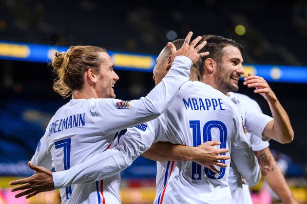 200905 Antoine Griezmann, Kylian MbappÃ and Leo Dubois of France celebrate after 0-1 during the Nations League football match between Sweden and France on September 5, 2020 in Stockholm. Photo: Joel Marklund BILDBYRAN kod JM JM0013 bbeng fotboll fotball football soccer landskamp nations league sverige sweden sverige a frankrike france jublar jubel Copyright: JOELxMARKLUND BB200905JM056