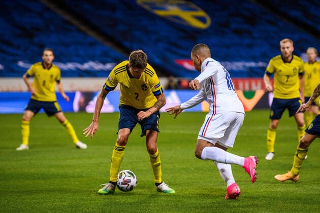 200905 Mikael Lustig of Sweden and Kylian MbappÃ of France during the Nations League football match between Sweden and France on September 5, 2020 in Stockholm. Photo: Joel Marklund BILDBYRAN kod JM JM0013 bbeng fotboll fotball football soccer landskamp nations league sverige sweden sverige a frankrike france Copyright: JOELxMARKLUND BB200905JM062