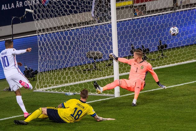 200905 Kylian MbappÃ of France scores 0-1 behind Pontus Jansson and goalkeeper Robin Olsen of Sweden during the Nations League football match between Sweden and France on September 5, 2020 in Stockholm. Photo: Simon Hastegard BILDBYRAN kod SH JM0013 bbeng fotboll fotball football soccer landskamp nations league sverige sweden sverige a frankrike france Copyright: SIMONxHASTEGARD BB200905SH046