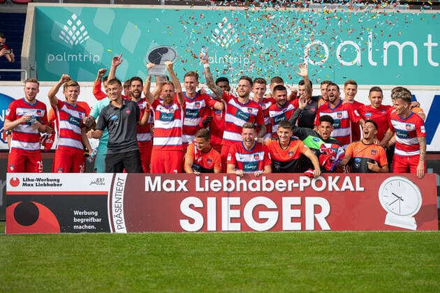 Bilder des Jahres 2020, Sport 09 September Sport Themen der Woche KW36 Sport Bilder des Tages Max Liebhaber-Pokal 2020, Siegerfoto, Jubel, Marc Schnatterer (FC Heidenheim, 07) mit Schale in der Hand, GER, FC Heidenheim vs. FC St. Gallen, Fussball, 2. Bundesliga, Testspiel, Max-Liebermann-Pokal, 2020 2021, 05.09.2020, DFB DFL regulations prohibit any use of photographs as image sequences and or quasi-video., GER, FC Heidenheim vs. FC St. Gallen, Fussball, 2. Bundesliga, Testspiel, Max-Liebermann-Pokal, 2020 2021, 05.09.2020 Heidenheim *** Max Liebermann Cup 2020, winner photo, cheers, Marc Schnatterer FC Heidenheim, 07 with bowl in hand, GER, FC Heidenheim vs FC St Gallen, football, 2 Bundesliga, test match, Max Liebermann Cup, 2020 2021, 05 09 2020, DFB DFL regulations prohibit any use of photographs as image sequences and or quasi video , GER, FC Heidenheim vs FC St Gallen, football, 2 Bundesliga, test match, Max Liebermann Cup, 2020 2021, 05 09 2020 Heidenheim Copyright: xEibner-Pressefoto SaschaxWaltherx EP_EER