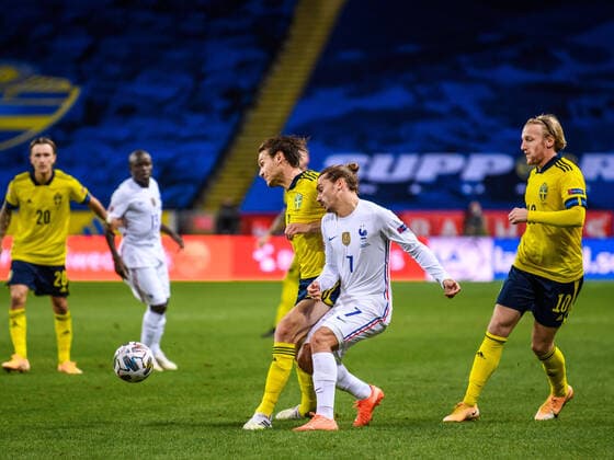 200905 Albin Ekdal and Emil Forsberg of Sweden against Antoine Griezmann during the Nations League football match between Sweden and France on September 5, 2020 in Stockholm. Photo: Joel Marklund BILDBYRAN kod JM JM0013 bbeng fotboll fotball football soccer landskamp nations league sverige sweden sverige a frankrike france Copyright: JOELxMARKLUND BB200905JM078