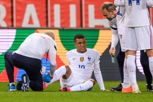 200905 Kylian MbappÃ of France receives medical attention during the Nations League football match between Sweden and France on September 5, 2020 in Stockholm. Photo: Joel Marklund BILDBYRAN kod JM JM0013 bbeng fotboll fotball football soccer landskamp nations league sverige sweden sverige a frankrike france ont skada Copyright: JOELxMARKLUND BB200905JM083