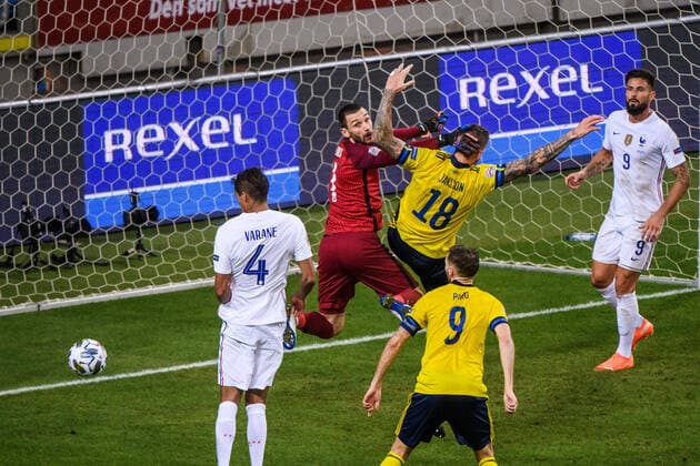 200905 Goalkeeper Hugo Lloris of France and Pontus Jansson of Sweden during the Nations League football match between Sweden and France on September 5, 2020 in Stockholm. Photo: Simon Hastegard BILDBYRAN kod SH JM0013 bbeng fotboll fotball football soccer landskamp nations league sverige sweden sverige a frankrike france Copyright: SIMONxHASTEGARD BB200905SH072