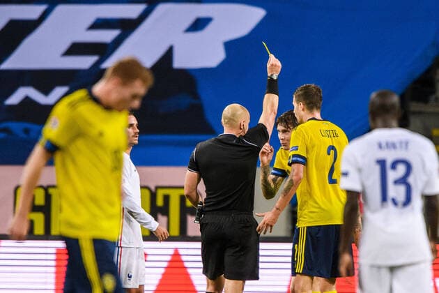 200905 Victor Nilsson Lindelöf of Sweden receives a yellow card from referee Szymon Marciniak during the Nations League football match between Sweden and France on September 5, 2020 in Stockholm. Photo: Joel Marklund BILDBYRAN kod JM JM0013 bbeng fotboll fotball football soccer landskamp nations league sverige sweden sverige a frankrike france Copyright: JOELxMARKLUND BB200905JM127