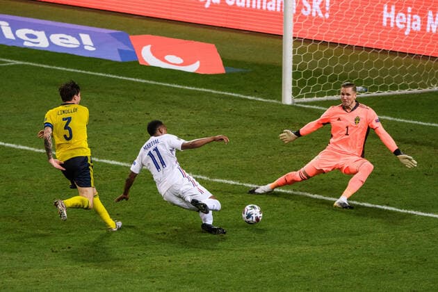 200905 Anthony Martial of France against Victor Nilsson Lindelöf and goalkeeper Robin Olsen of Sweden during the Nations League football match between Sweden and France on September 5, 2020 in Stockholm. Photo: Simon Hastegard BILDBYRAN kod SH JM0013 bbeng fotboll fotball football soccer landskamp nations league sverige sweden sverige a frankrike france Copyright: SIMONxHASTEGARD BB200905SH076