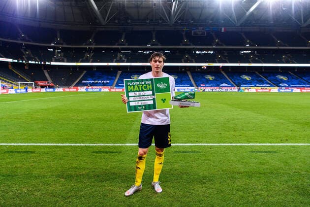 200905 Victor Nilsson Lindelöf of Sweden is awarded Player of the match after the Nations League football match between Sweden and France on September 5, 2020 in Stockholm. Photo: Joel Marklund BILDBYRAN kod JM JM0013 bbeng fotboll fotball football soccer landskamp nations league sverige sweden sverige a frankrike france Copyright: JOELxMARKLUND BB200905JM140