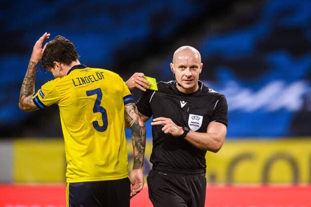200905 Victor Nilsson Lindelöf of Sweden receives a warning from referee Szymon Marciniak during the Nations League football match between Sweden and France on September 5, 2020 in Stockholm. Photo: Johanna Lundberg BILDBYRAN kod JL JM0013 bbeng fotboll fotball football soccer landskamp nations league sverige sweden sverige a frankrike france Copyright: JOHANNAxLUNDBERG BB200905JL058