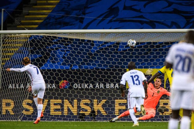 200905 Antoine Griezmann of France misses a penalty behind goalkeeper Robin Olsen of Sweden during the Nations League football match between Sweden and France on September 5, 2020 in Stockholm. Photo: Joel Marklund BILDBYRAN kod JM JM0013 bbeng fotboll fotball football soccer landskamp nations league sverige sweden sverige a frankrike france Copyright: JOELxMARKLUND BB200905JM143