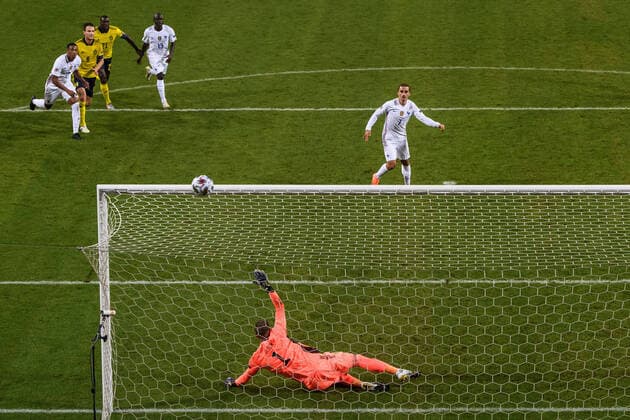 200905 Antoine Griezmann of France misses a penalty behind goalkeeper Robin Olsen of Sweden during the Nations League football match between Sweden and France on September 5, 2020 in Stockholm. Photo: Johanna Lundberg BILDBYRAN kod JL JM0013 bbeng fotboll fotball football soccer landskamp nations league sverige sweden sverige a frankrike france Copyright: JOHANNAxLUNDBERG BB200905JL061