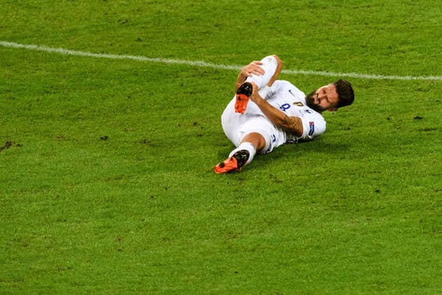 200905 Olivier Giroud of France in pain during the Nations League football match between Sweden and France on September 5, 2020 in Stockholm. Photo: Simon Hastegard BILDBYRAN kod SH JM0013 bbeng fotboll fotball football soccer landskamp nations league sverige sweden sverige a frankrike france Copyright: SIMONxHASTEGARD BB200905SH093