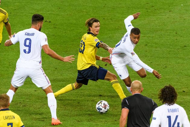 200905 Kristoffer Olsson of Sweden and Kylian MbappÃ of France during the Nations League football match between Sweden and France on September 5, 2020 in Stockholm. Photo: Simon Hastegard BILDBYRAN kod SH JM0013 bbeng fotboll fotball football soccer landskamp nations league sverige sweden sverige a frankrike france Copyright: SIMONxHASTEGARD BB200905SH103