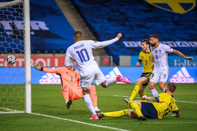 200905 Kylian MbappÃ of France scores 0-1 behind goalkeeper Robin Olsen and Pontus Jansson of Sweden during the Nations League football match between Sweden and France on September 5, 2020 in Stockholm. Photo: Joel Marklund BILDBYRAN kod JM JM0013 bbeng fotboll fotball football soccer landskamp nations league sverige sweden sverige a frankrike france Copyright: JOELxMARKLUND BB200905JM194