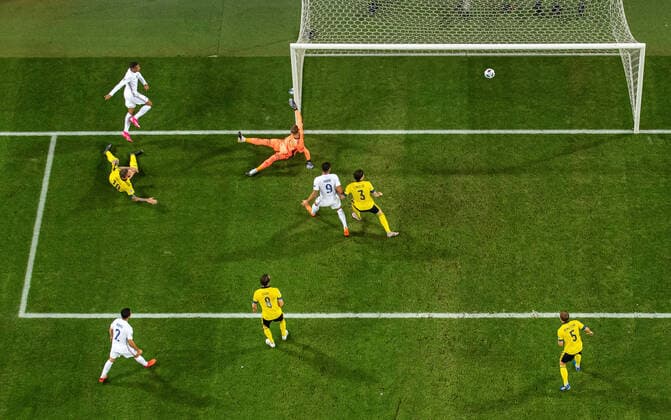 200905 Kylian MbappÃ of France scores 0-1 behind goalkeeper Robin Olsen of Sweden during the Nations League football match between Sweden and France on September 5, 2020 in Stockholm. Photo: Joel Marklund BILDBYRAN kod JM JM0013 bbeng fotboll fotball football soccer landskamp nations league sverige sweden sverige a frankrike france Copyright: JOELxMARKLUND BB200905JM219