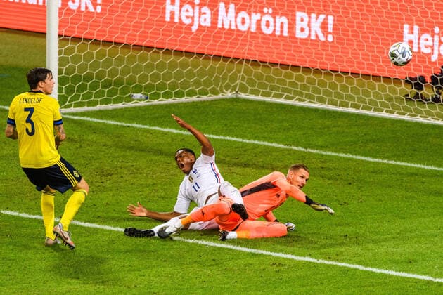 200905 Anthony Martial of France against Victor Nilsson Lindelöf and goalkeeper Robin Olsen of Sweden during the Nations League football match between Sweden and France on September 5, 2020 in Stockholm. Photo: Simon Hastegard BILDBYRAN kod SH JM0013 bbeng fotboll fotball football soccer landskamp nations league sverige sweden sverige a frankrike france Copyright: SIMONxHASTEGARD BB200905SH156