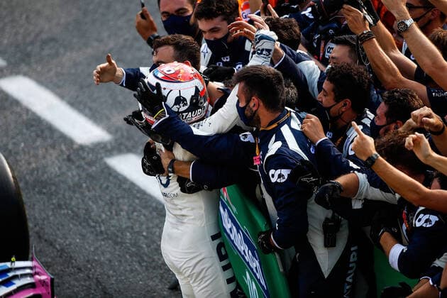 FORMULA 1 GRAN PREMIO HEINEKEN D ITALIA 2020 06.09.2020, Autodromo Nazionale di Monza, Monza, FORMULA 1 GRAN PREMIO HEINEKEN D ITALIA 2020 ,im Bild Sieger Pierre Gasly (FRA 10), Scuderia AlphaTauri Honda feuert mit seinen Mechanikern