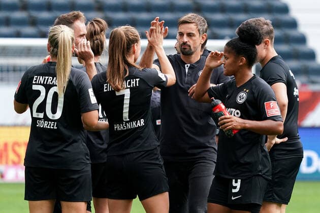 Spielerinnen der SG Eintracht Frankfurt (SGE) und Niko Arnautis (Trainer, Cheftrainer, SGE), Jubel nach dem Schlusspfiff, Sieg, Sieger, Gewinner, jubelt, jubeln, Freude, optimistisch, Highlight, Action, Aktion, 06.09.2020, Frankfurt am Main (Deutschland), Fussball, Flyeralarm Frauen-Bundesliga, SG Eintracht Frankfurt - SV Werder Bremen, DFB DFL REGULATIONS PROHIBIT ANY USE OF PHOTOGRAPHS AS IMAGE SEQUENCES AND OR QUASI-VIDEO.