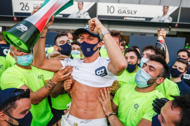 Bilder des Jahres 2020, Sport 09 September Sport Themen der Woche KW36 Sport Bilder des Tages GASLY Pierre (fra), Scuderia AlphaTauri Honda AT01, portrait celebrating victory with the team during the Formula 1 Gran Premio Heineken D italia 2020, 2020 Italian Grand Prix, from September 4 to 6, 2020 on the Autodromo Nazionale di Monza, in Monza, near Milano, Italy FORMULE 1 : Grand Prix d Italie - 06 09 2020 DPPI PANORAMIC  00120017__A2_5412