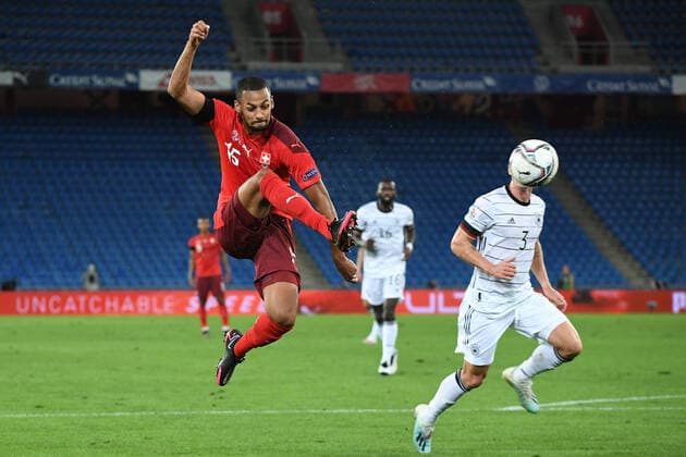 Schweiz - Deutschland, 06.09.2020 Djibril Sow (Schweiz) gegen Robin Gosens (Deutschland). Fussball: UEFA Nations League: 2. Spieltag: Schweiz - Deutschland, 06.09.2020 Foto: Markus Gilliar GES POOL Basel Basel Schweiz *** Switzerland Germany, 06 09 2020 Djibril Sow Switzerland against Robin Gosens Germany Sport Football UEFA Nations League 2 Matchday Switzerland Germany, 06 09 2020 Photo Markus Gilliar GES POOL Basel Basel Switzerland Poolfoto Markus Gilliar GES POOL ,EDITORIAL USE ONLY