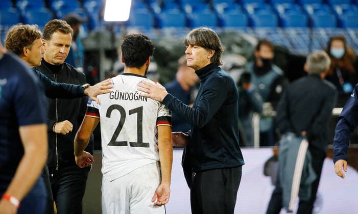 Foto Manuel Geisser 06.9.2020 Basel : St.Jakob Park Basel Fussball Saison 2020 2021 Herren Nations League 2.Spieltag Schweiz - Deutschland Ilkay Gündogan - Trainer Joachim Löw (Deutschland) nach dem Spiel