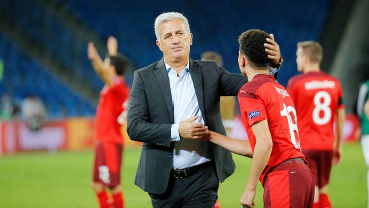 Foto Manuel Geisser 06.9.2020 Basel : St.Jakob Park Basel Fussball Saison 2020 2021 Herren Nations League 2.Spieltag Schweiz - Deutschland Trainer Vladimir Petkovic - Ruben Vargas (Schweiz) nach dem Spiel *** Photo Manuel Geisser 06 9 2020 Basel St Jakob Park Basel Football Season 2020 2021 Men Nations League 2 Matchday Switzerland Germany Coach Vladimir Petkovic Ruben Vargas Switzerland after the game 