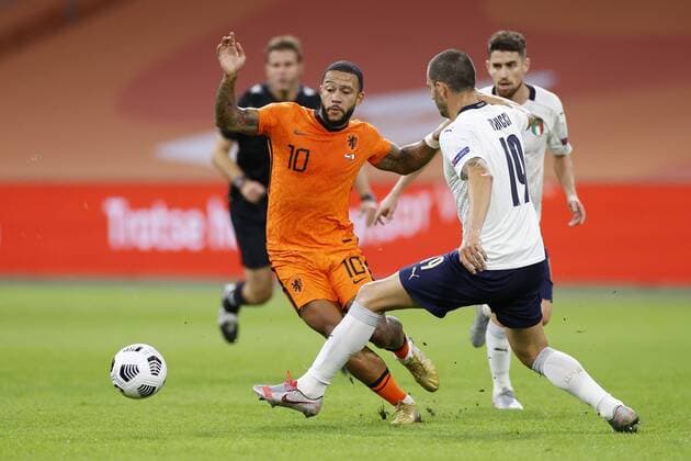 AMSTERDAM, 07-09-2020, JohanCruyff Stadium, season 2020 2021 . Nations Leaque game between Netherlands and Italy. Netherlands player Memphis Depay and Italian player Leonardo Bonucci Netherlands - Italy  x9132838x Copyright: