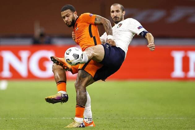 Sport Bilder des Tages AMSTERDAM - (lr) Memphis Depay of Holland, Giorgio Chiellini of Italy during the UEFA Nations League A group 1 qualifying match between the Netherlands and Italy at the Johan Cruyff Arena on September 07, 2020 in Amsterdam, Netherlands. ANP MAURICE VAN STEEN xVIxANPxSportx xxANPxIVx 422455860