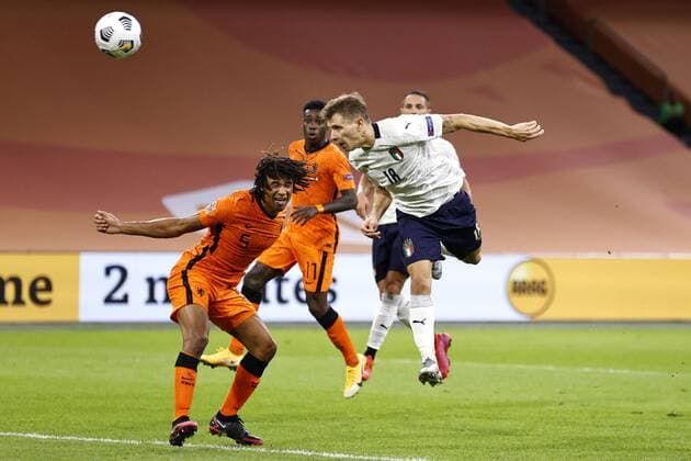 Sport Bilder des Tages (L to R) Nathan Ake of Holland, Nicolo Barella of Italy scores the 0-1 during the UEFA Nations League A group 1 qualifying match between the Netherlands and Italy at the Johan Cruyff Arena on September 07, 2020 in Amsterdam, Netherlands. ANP MAURICE VAN STEEN xVIxANPxSportx xxANPxIVx 422456222