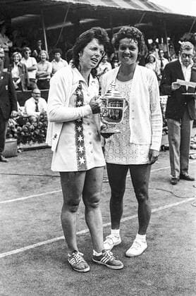 US Open Tennis 1974 Billie Jean King (USA) holding the 1974 US Open Tennis championship trophy with runner up Evonne Goolagong (AUS) Forest Hills Westside Tennis Club NY United States Copyright: xPaulxJxSutton DUOMO PCNx TN7401_170-14