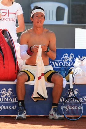 Kei Nishikori sitzt auf dem der Stuhl, Bank waehrend der Spielpause und wechselt sein Hemd Tennis - Generali-Kitzbuehel-Open2020 - ATP, Tennis Herren 250 - Kitzbuehler Tennis Club - Kitzbuehel - Tirol - Oesterreich - 8 September 2020. Copyright: xJuergenxHasenkopfx