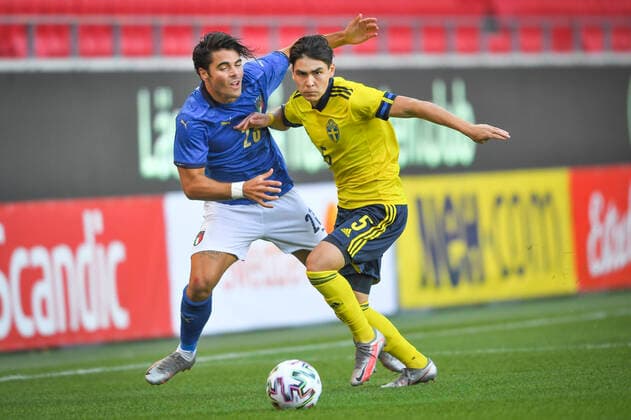Italy s Riccardo Sottil (L) and Sweden s Eric Kahl fight for the ball during the U21, U 21 European Championships qualifiaction soccer match between Sweden and Italy at Guldfageln Arena in Kalmar, Sweden, on Sept. 08, 2929. KALMAR SWEDEN x10760x