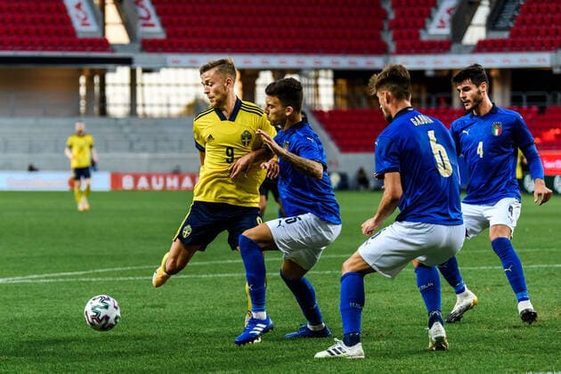 200908 Jesper Karlsson of Sweden against Enriro Del Prato, Matteo Gabbia and Marco Carraro of Italy during the UEFA European Under-21 Qualifier football match between Sweden and Italy on September 8, 2020 in Kalmar. Photo: Petter Arvidson BILDBYRAN kod PA PA0058 fotball football fotboll soccer european under-21 qualifier em-kval U21, U 21 sverige sweden italien italy UEFA EURO, EM, Europameisterschaft,Fussball under-21 qualifier Copyright: PETTERxARVIDSON BB200908PA044