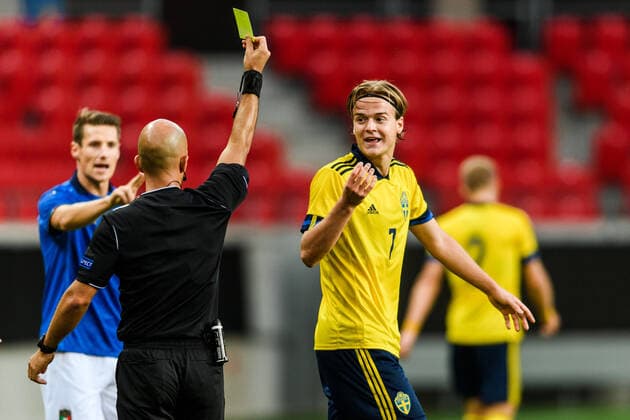 200908 August Erlingmark of Sweden receives a yellow card during the UEFA European Under-21 Qualifier football match between Sweden and Italy on September 8, 2020 in Kalmar. Photo: Petter Arvidson BILDBYRAN kod PA PA0058 fotball football fotboll soccer european under-21 qualifier em-kval U21, U 21 sverige sweden italien italy UEFA EURO, EM, Europameisterschaft,Fussball under-21 qualifier Copyright: PETTERxARVIDSON BB200908PA052