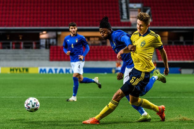 200908 Leo Bengtsson of Sweden and Claud Adjapong of Italy during the UEFA European Under-21 Qualifier football match between Sweden and Italy on September 8, 2020 in Kalmar. Photo: Petter Arvidson BILDBYRAN kod PA PA0058 fotball football fotboll soccer european under-21 qualifier em-kval U21, U 21 sverige sweden italien italy UEFA EURO, EM, Europameisterschaft,Fussball under-21 qualifier Copyright: PETTERxARVIDSON BB200908PA055
