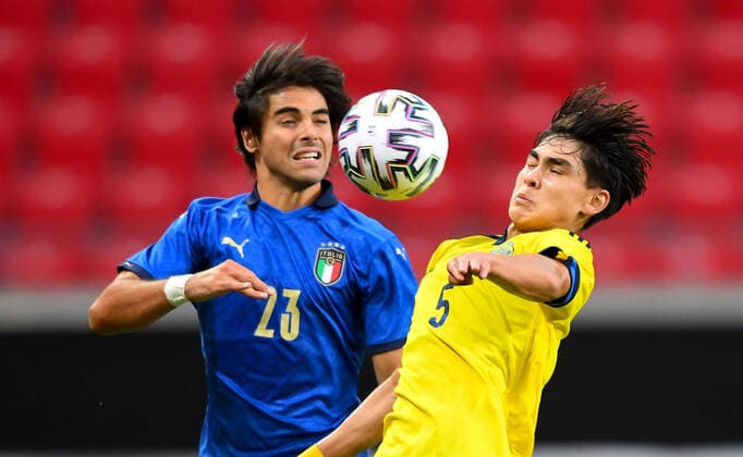 Italy s Sottil (L) and Sweden s Eric Kahl fights for the ball during the U21, U 21 European Championships qualifiaction soccer match between Sweden and Italy at Guldfageln Arena in Kalmar, Sweden, on Sept. 08, 2929. KALMAR SWEDEN x10760x