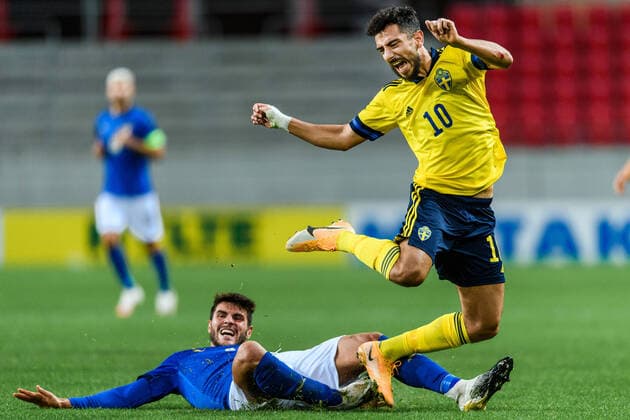 Sport Bilder des Tages 200908 Marco Carraro of Italy and Daleho Irandust of Sweden during the UEFA European Under-21 Qualifier football match between Sweden and Italy on September 8, 2020 in Kalmar. Photo: Petter Arvidson BILDBYRAN kod PA PA0058 fotball football fotboll soccer european under-21 qualifier em-kval U21, U 21 sverige sweden italien italy UEFA EURO, EM, Europameisterschaft,Fussball under-21 qualifier Copyright: PETTERxARVIDSON BB200908PA065