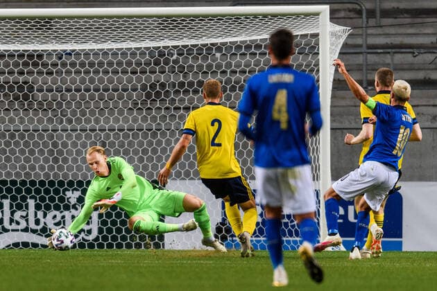 200908 Goalkeeper Pontus Dahlberg of Sweden with a save during the UEFA European Under-21 Qualifier football match between Sweden and Italy on September 8, 2020 in Kalmar. Photo: Petter Arvidson BILDBYRAN kod PA PA0058 fotball football fotboll soccer european under-21 qualifier em-kval U21, U 21 sverige sweden italien italy UEFA EURO, EM, Europameisterschaft,Fussball under-21 qualifier Copyright: PETTERxARVIDSON BB200908PA068