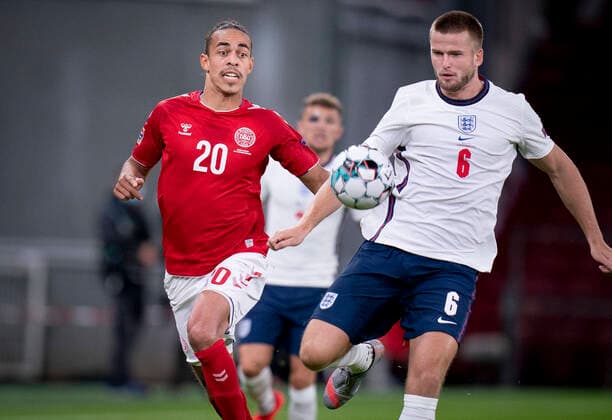 Danmarks Yussuf Poulsen og Englands Eric Dier under Nations League kampen mellem Danmark og England i Parken, tirsdag den 8. september 2020.. , Copenhagen Denmark