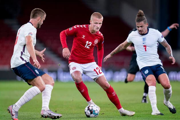 Danmarks Kasper Dolberg mellem Englands Kalvin Phillips og Eric Dier under Nations League kampen mellem Danmark og England i Parken, tirsdag den 8. september 2020.. , Copenhagen Denmark
