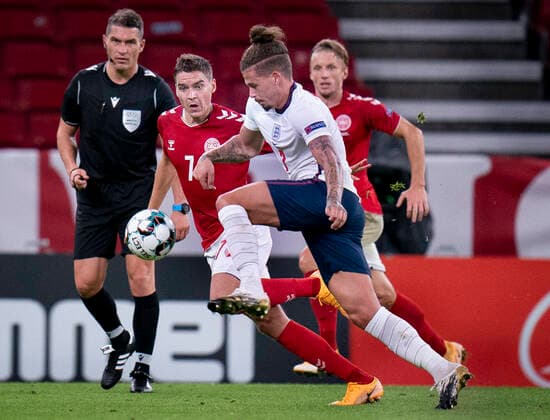 Danmarks Robert Skov og Daniel Wass og Englands Kalvin Phillips under Nations League kampen mellem Danmark og England i Parken, tirsdag den 8. september 2020.. , Copenhagen Denmark