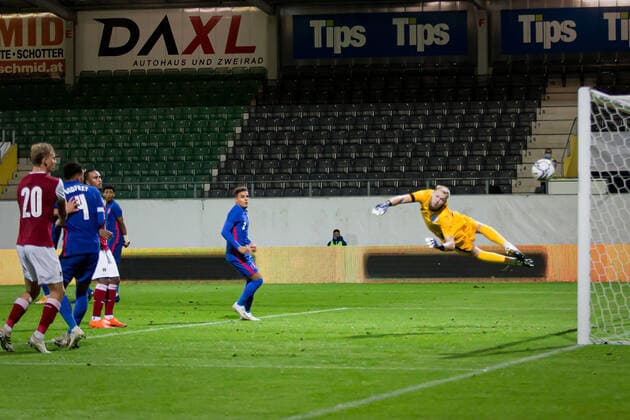 SOCCER - UEFA U21, U 21 EURO Quali, AUT vs ENG RIED,AUSTRIA,08.SEP.20 - SOCCER - UEFA Under-21 European Championship, EM, Europameisterschaft qualification, OEFB international match, Länderspiel, Nationalmannschaft Austria vs England. Image shows free kick AUT and Aaron Ramsdale (ENG). GEPAxpictures xManfredxBinder