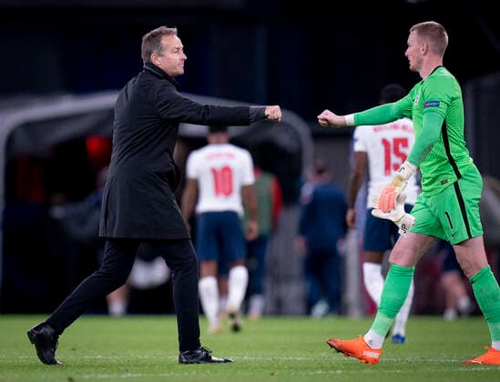 Danmarks Landstraener Kasper Hjulmand og Englands Jordan Pickford efter Nations League kampen mellem Danmark og England i Parken, tirsdag den 8. september 2020.. , Copenhagen Denmark