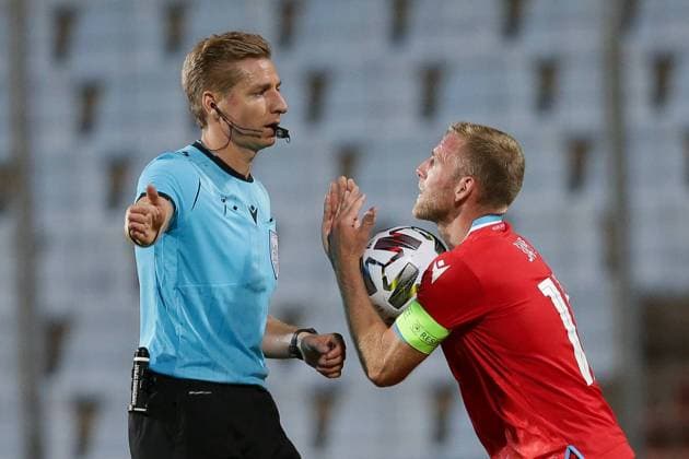 Laurent Jans (Kapitän Luxemburg 18) diskutiert mit Schiedsrichter Lawrence Visser (Belgien) nach Elfmeterpfiff, Emotionen Fussball, UEFA Nations League 2020 21, Saison 2020-2021, 2. Spieltag, Gruppe C 08.09.2020 Luxemburg - Montenegro (Luxembourg vs Montenegro) Stade Josy Barthel, Luxemburg
