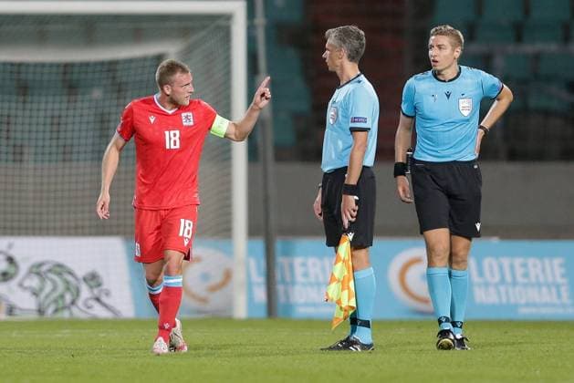 Laurent Jans (Kapitän Luxemburg 18) diskutiert nach Schlusspfiff mit Schiedsrichter Lawrence Visser (Belgien) Fussball, UEFA Nations League 2020 21, Saison 2020-2021, 2. Spieltag, Gruppe C 08.09.2020 Luxemburg - Montenegro (Luxembourg vs Montenegro) Stade Josy Barthel, Luxemburg