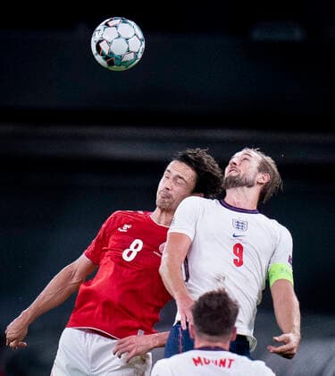 Danmarks Thomas Delaney og Englands Harry Kane under Nations League kampen mellem Danmark og England i Parken, tirsdag den 8. september 2020.. , Copenhagen Denmark