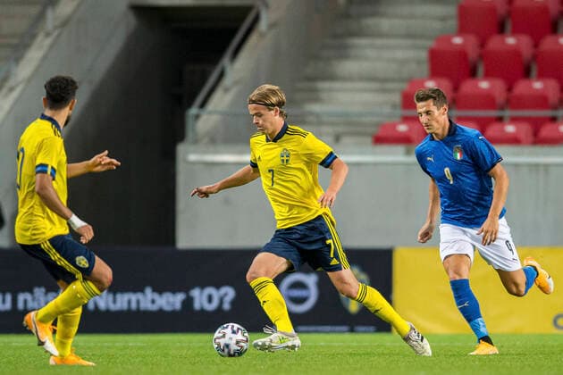 200908 August Erlingmark of Sweden and Andrea Pinamonti of Italy during the UEFA European Under-21 Qualifier football match between Sweden and Italy on September 8, 2020 in Kalmar. Photo: Petter Arvidson BILDBYRAN kod PA PA0058 fotball football fotboll soccer european under-21 qualifier em-kval U21, U 21 sverige sweden italien italy UEFA EURO, EM, Europameisterschaft,Fussball under-21 qualifier Copyright: PETTERxARVIDSON BB200908PA176