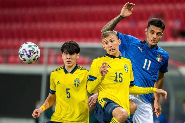 200908 Eric Kahl and John Björkengren of Sweden against Gianluca Scamacca of Italy during the UEFA European Under-21 Qualifier football match between Sweden and Italy on September 8, 2020 in Kalmar. Photo: Petter Arvidson BILDBYRAN kod PA PA0058 fotball football fotboll soccer european under-21 qualifier em-kval U21, U 21 sverige sweden italien italy UEFA EURO, EM, Europameisterschaft,Fussball under-21 qualifier Copyright: PETTERxARVIDSON BB200908PA192