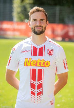 Fußball, 2. BL, SSV Jahn Regensburg Porträttermin 2020 2021 Medientag; SSV Jahn Regensburg 2020 2021 Benedikt Gimber; SSV Jahn Regensburg; 2.BL, Portraittermin 2020 2021 ACHTUNG: Veröffentlichung nur mit vollständigem Copyright: Fotostudio Büttner Jahn Regensburg! ACHTUNG: Für dieses vom Verein zur Verfügung gestellte PR-Material muss keine Lizenzgebühr entrichtet werden!