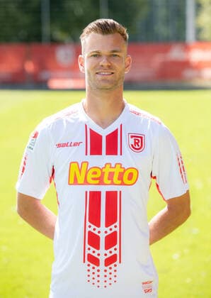 Fußball, 2. BL, SSV Jahn Regensburg Porträttermin 2020 2021 Medientag; SSV Jahn Regensburg 2020 2021 Benedikt Saller; SSV Jahn Regensburg; 2.BL, Portraittermin 2020 2021 ACHTUNG: Veröffentlichung nur mit vollständigem Copyright: Fotostudio Büttner Jahn Regensburg! ACHTUNG: Für dieses vom Verein zur Verfügung gestellte PR-Material muss keine Lizenzgebühr entrichtet werden!