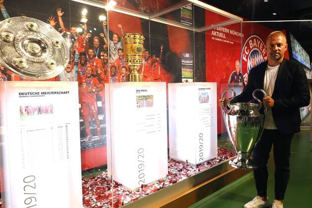 Sport Bilder des Tages ACHTUNG: POOLFOTO getty Hassenstein Ausstellungsbereich eingeweihtHansi Flick paeäsentiert das Triple im FC Bayern Museum.Hans Dieter Flick (Hansi ,Trainer Bayern Muenchen) traegt den Champions League Pokal in die Erlebniswelt in der Allianz Arena am 09.09.2020.Foto:Alexander Hassenstein Getty Images via Sven Simon Fotoagentur GmbH & Co. Ausstellungsbereich eingeweihtHansi Flick paeäsentiert das Triple im FC Bayern Museum